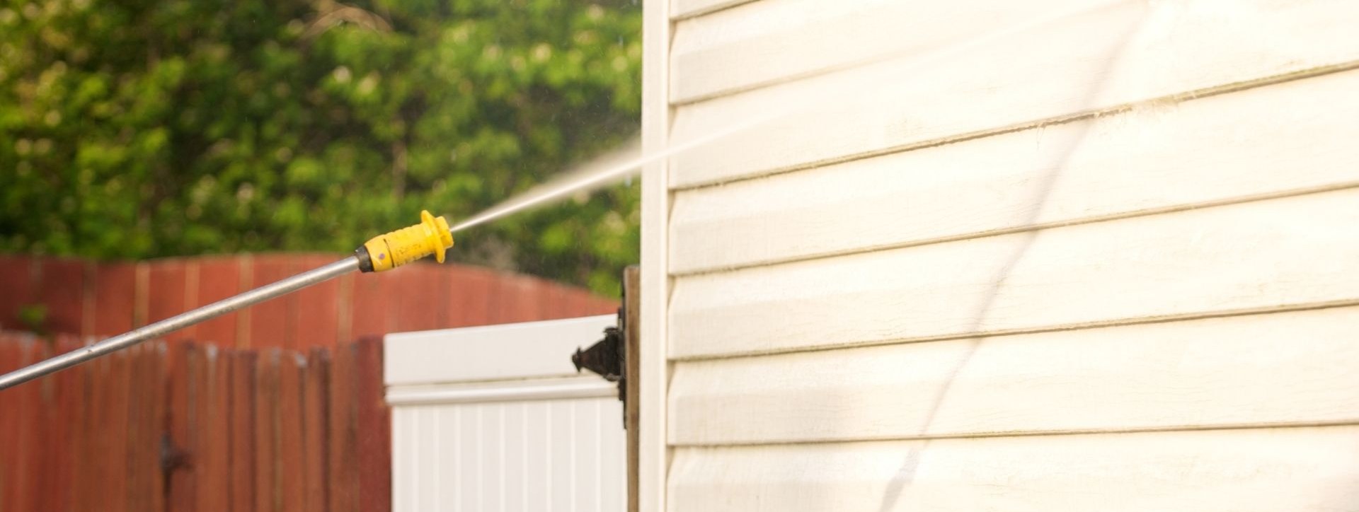 Chorro de agua a presión sobre el revestimiento exterior de una casa